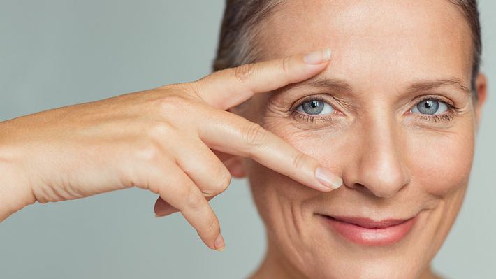 Frau mit Falten unter den Augen - Foto: iStock/Ridofranz
