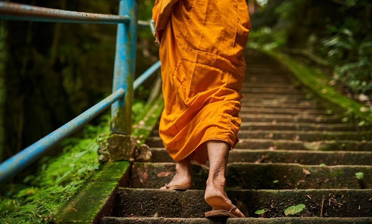 Mönch steigt Treppe hoch