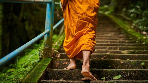 Mönch steigt Treppe hoch - Foto: iStock/PeopleImages