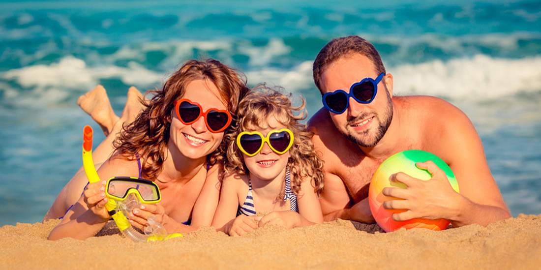Der wohlverdiente Urlaub steht vor der Tür. Was in Ihrer Reiseapotheke nicht fehlen sollte, damit es Ihrem Bauch auch unterwegs gut geht, erfahren Sie in unserer Bildergalerie Familie am Strand