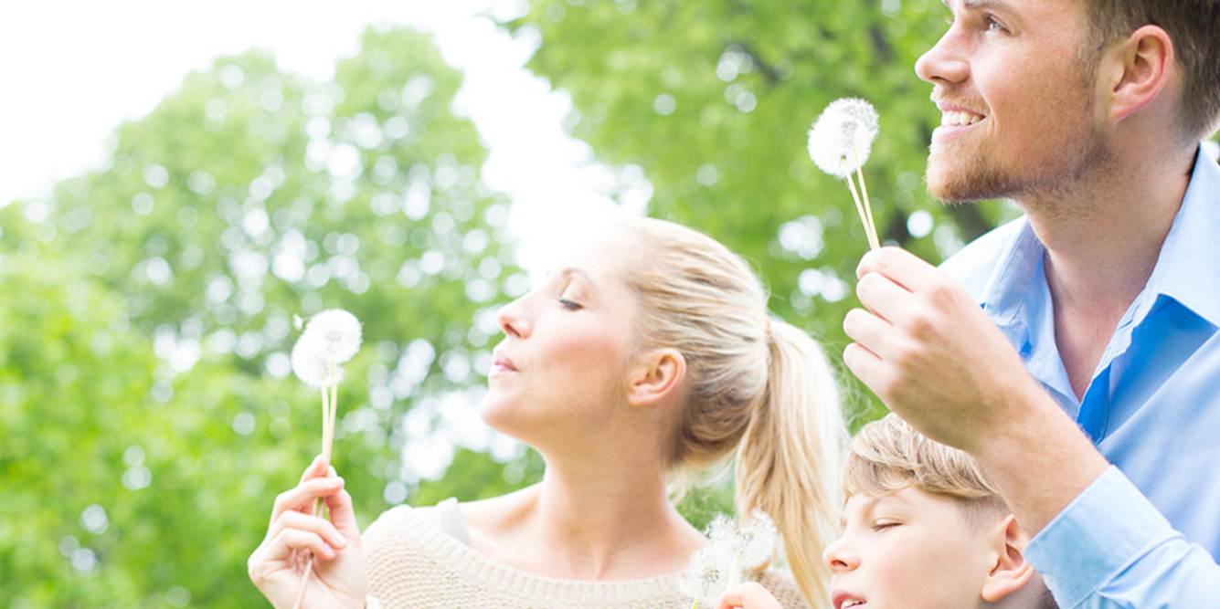 Familie mit Pusteblume