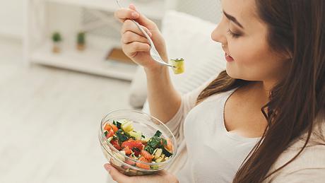 Eine Frau isst einen Salat - Foto: istock/Prostock-Studio