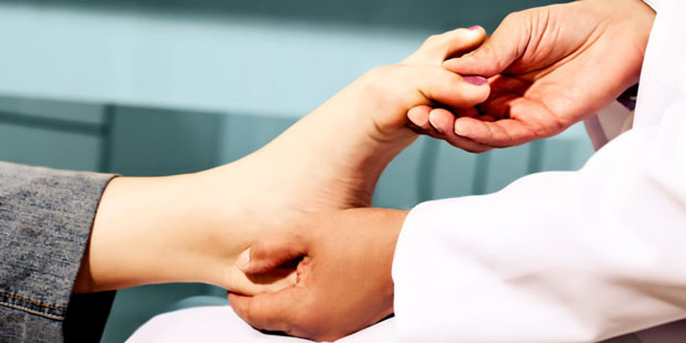 Ein Orthopäde ist die richtige Anlaufstelle, wenn Sie Hühneraugen behandeln lassen möchten. Er kann feststellen, ob eine Fehlstellung des Fußes vorliegt oder eine Verformung der Zehen – beides häufige Ursachen für Hühneraugen