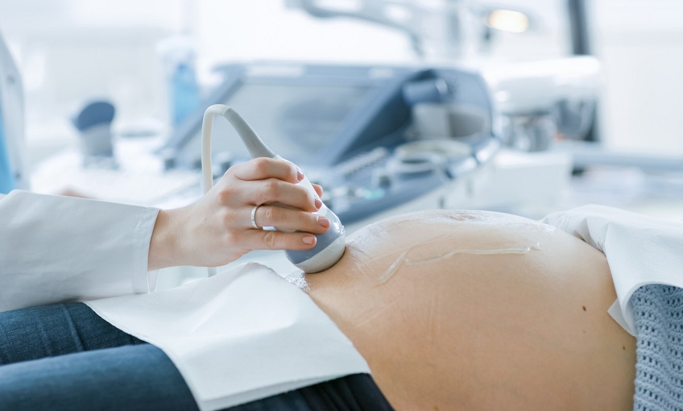 Feindiagnostik wird bei einer Schwangeren per Ultraschall durchgeführt