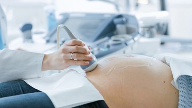 Feindiagnostik wird bei einer Schwangeren per Ultraschall durchgeführt - Foto: iStock/gorodenkoff