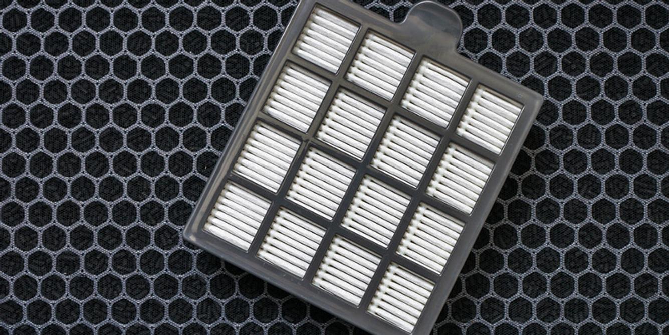 Ein sogenannter Hepa-Filter im Staubsauger sorgt dafür, dass der Feinstaub nicht wieder zurück in den Raum geblasen wird