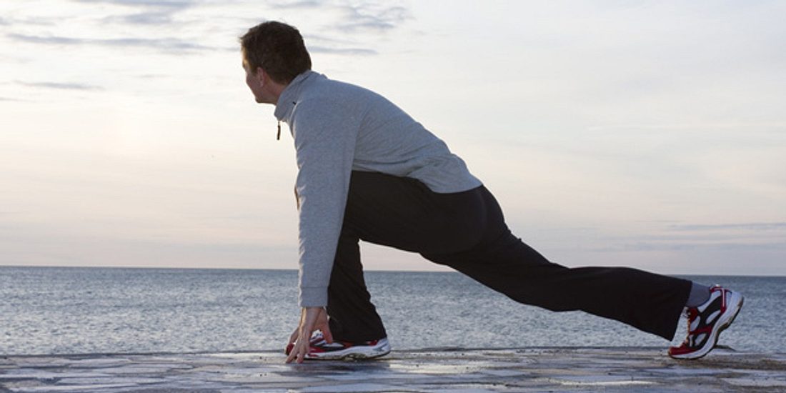Sanfte Stretching-Übungen vor und nach dem Sport machen