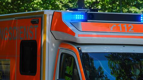 Krankenwagen mit Blaulicht - Foto: IMAGO/Michael Gstettenbauer