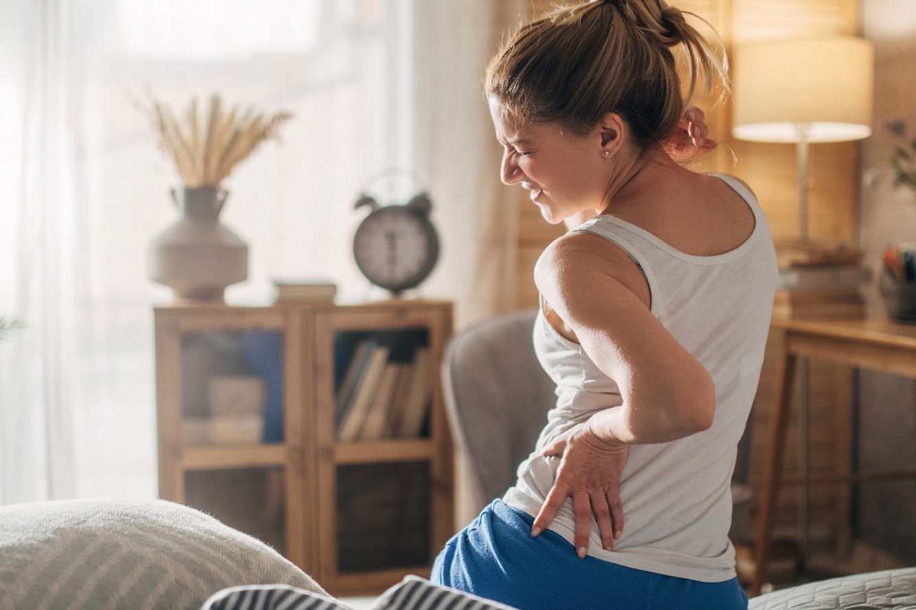 Frau mit Fibromyalgie hat Schmerzen am seitlichen Rücken