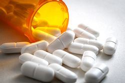 Ein Medikamentendose mit herausfallenden Tabletten - Foto: istock_Moussa81