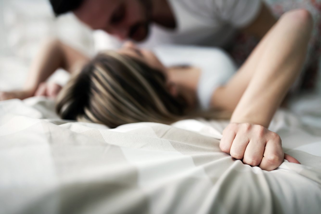Ein Paar hat Sex im Bett