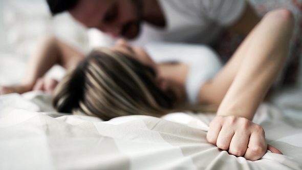 Ein Paar hat Sex im Bett - Foto: iStock / nd3000