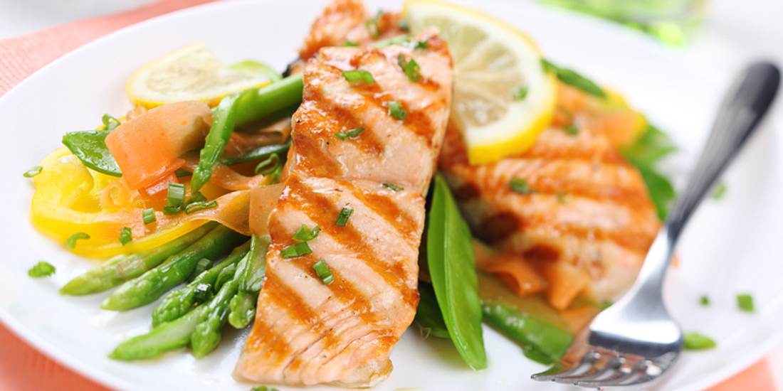 Wer unter Stress leidet, sollte viel Fisch essen. Warum das so ist und weiteres Anti-Stress Food finden Sie in unserer Bildergalerie Lachs mit Spargel