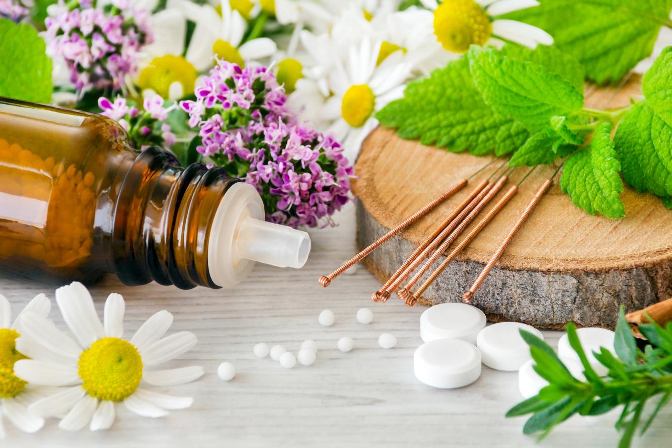fit-durch-den-fruehling-mit-homoeopathie Falsche mit Globuli und Frühlingspflanzen