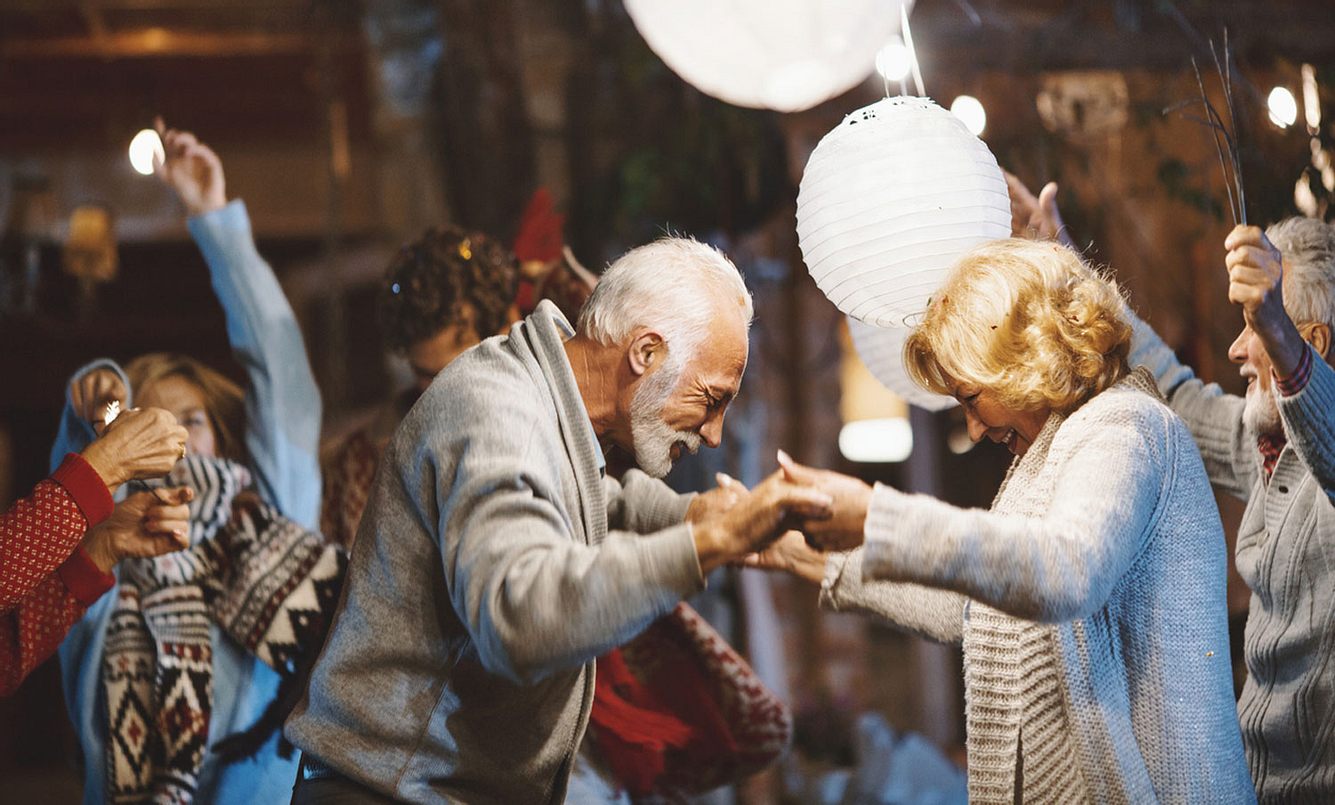 Zwei Senioren tanzen ausgelassen auf einer Party