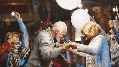 Zwei Senioren tanzen ausgelassen auf einer Party - Foto: iStock/Aja Koska