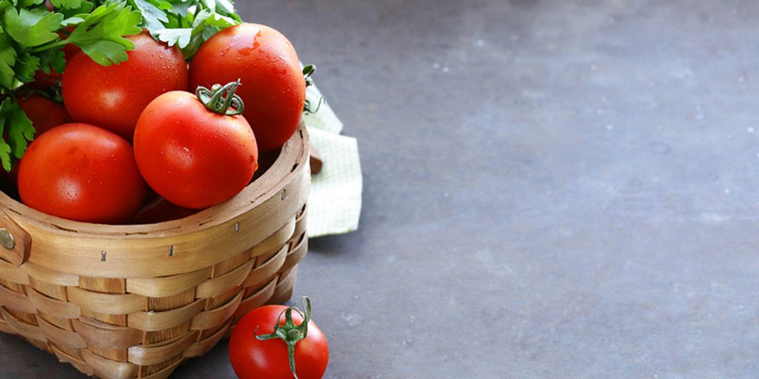 Flacher Bauch durch rote Tomate