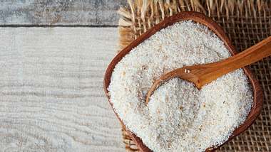 Flohsamenschalen bei Reizdarm - Foto: iStock/Nedim_B