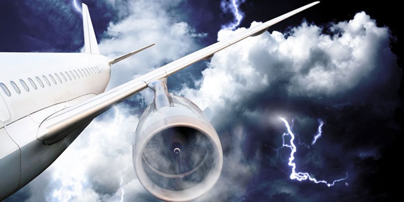 Flugzeug fliegt im Sturm