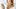 Blonde Frau hält Handspiegel in der Hand und schaut sich ihre Zähne darin an - Foto: iStock/golubovy