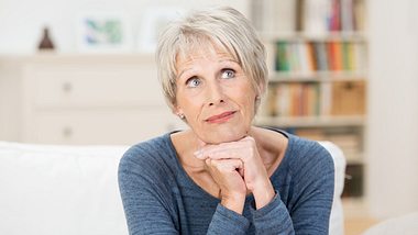Eine ältere Frau stellt sich etwas vor - Foto: Shutterstock