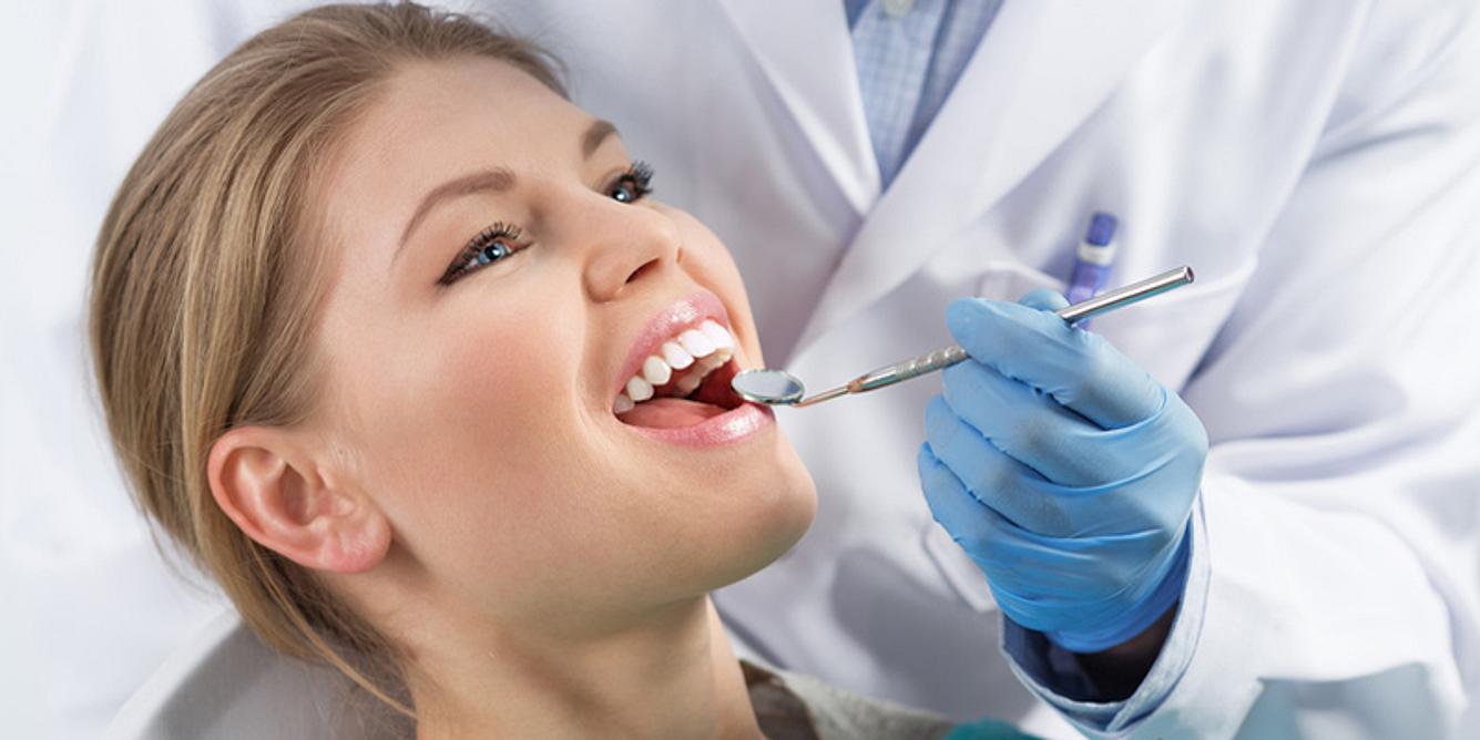 Frau beim Zahnnarzt