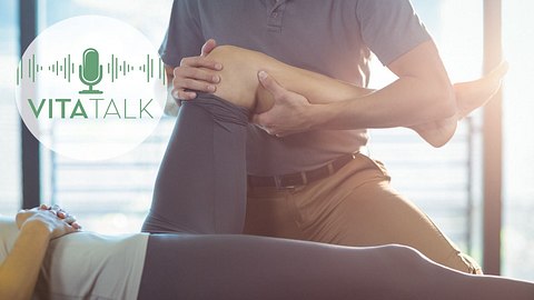 Physiotherapie am Knie einer Frau - Foto: iStock/Wavebreakmedia