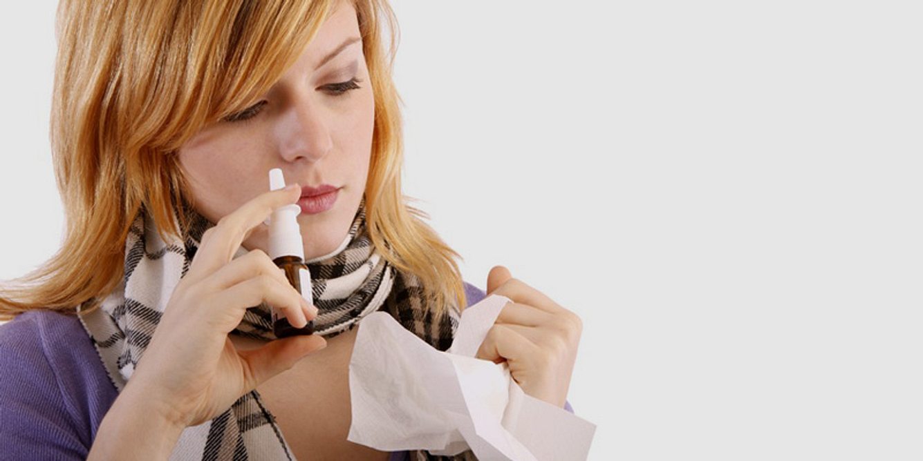 Eine Frau verwendet Nasenspray