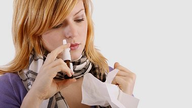 Eine Frau verwendet Nasenspray - Foto: Fotolia