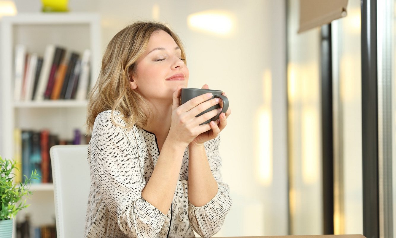 Frau trinkt einen Kaffee und entspannt sich