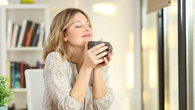 Frau trinkt einen Kaffee und entspannt sich - Foto: antonio Guillem/iStock