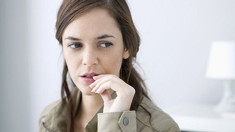 Eine Frau überlegt - Foto: Shutterstock