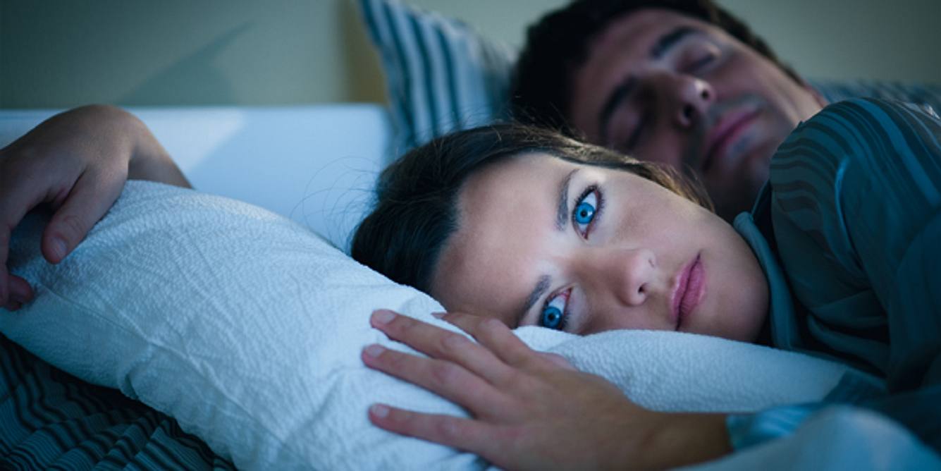 Frau hat Schlafstörung durch Tinnitus-Symptome