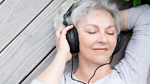 Eine Frau hört mit Kopfhörern Musik - Foto: Fotolia