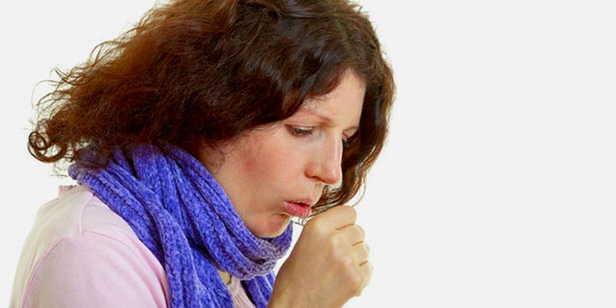 Frau mit Bronchitis leidet unter Reizhusten
