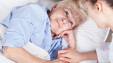 Eine Frau liegt im Krankenhaus - Foto: Fotolia