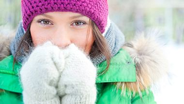 Eine Frau im Winter - Foto: Shutterstock