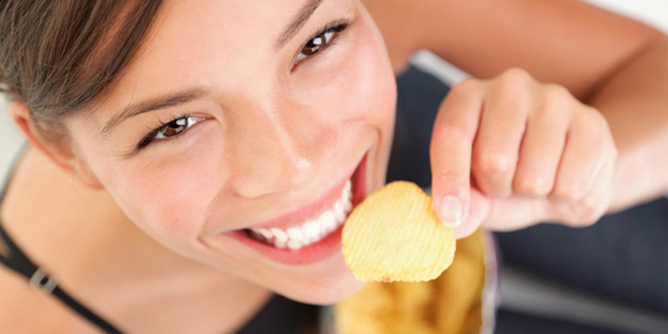Eine Frau isst Chips