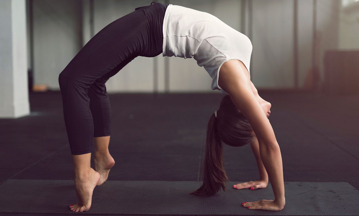 Frau macht kopfüber Yoga