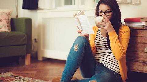 Frau trinkt Tee und liest - Foto: Eva-Katalin/iStock
