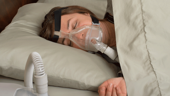 Eine Frau schläft mit Atemmaske - Foto: Shutterstock