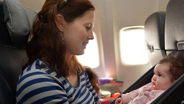Frau mit Baby im Flugzeug - Foto: Fotolia