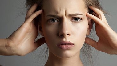 Eine Frau hat Kopfschmerzen - Foto: Fotolia
