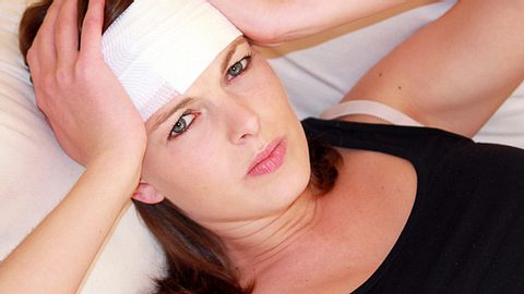 Eine Frau liegt mit Kopfverband im Bett - Foto: Fotolia
