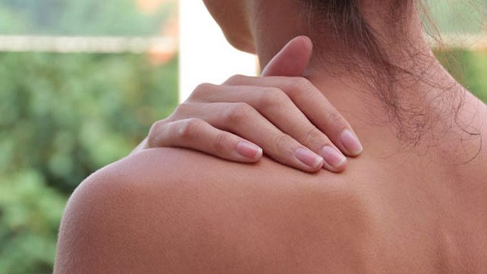 Eine Frau massiert ihren Nacken - Foto: Fotolia