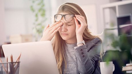 Wenn wir zu wenig Schlaf bekommen, sind wir dehydriert – und das macht uns zusätzlich müde und schlapp - Foto: seb_ra/iStock