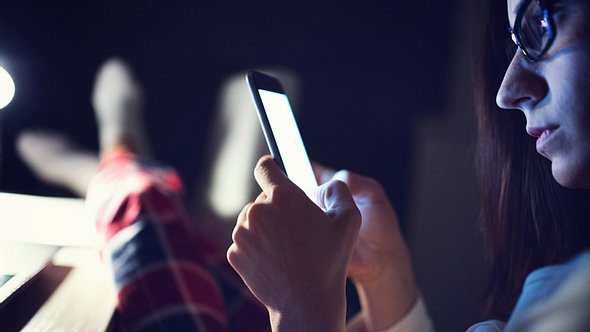 Frau mit Smartphone - Foto: istock