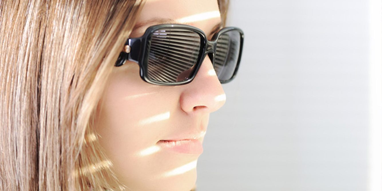 Eine Frau mit Sonnenbrille