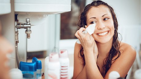 Frau reinigt sich Gesicht - Foto: MilanMarkovic/iStock