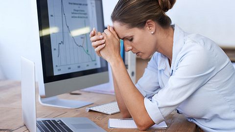 Frau hat Stress Bildschirmarbeit Topthema Lasea - Foto: iStock